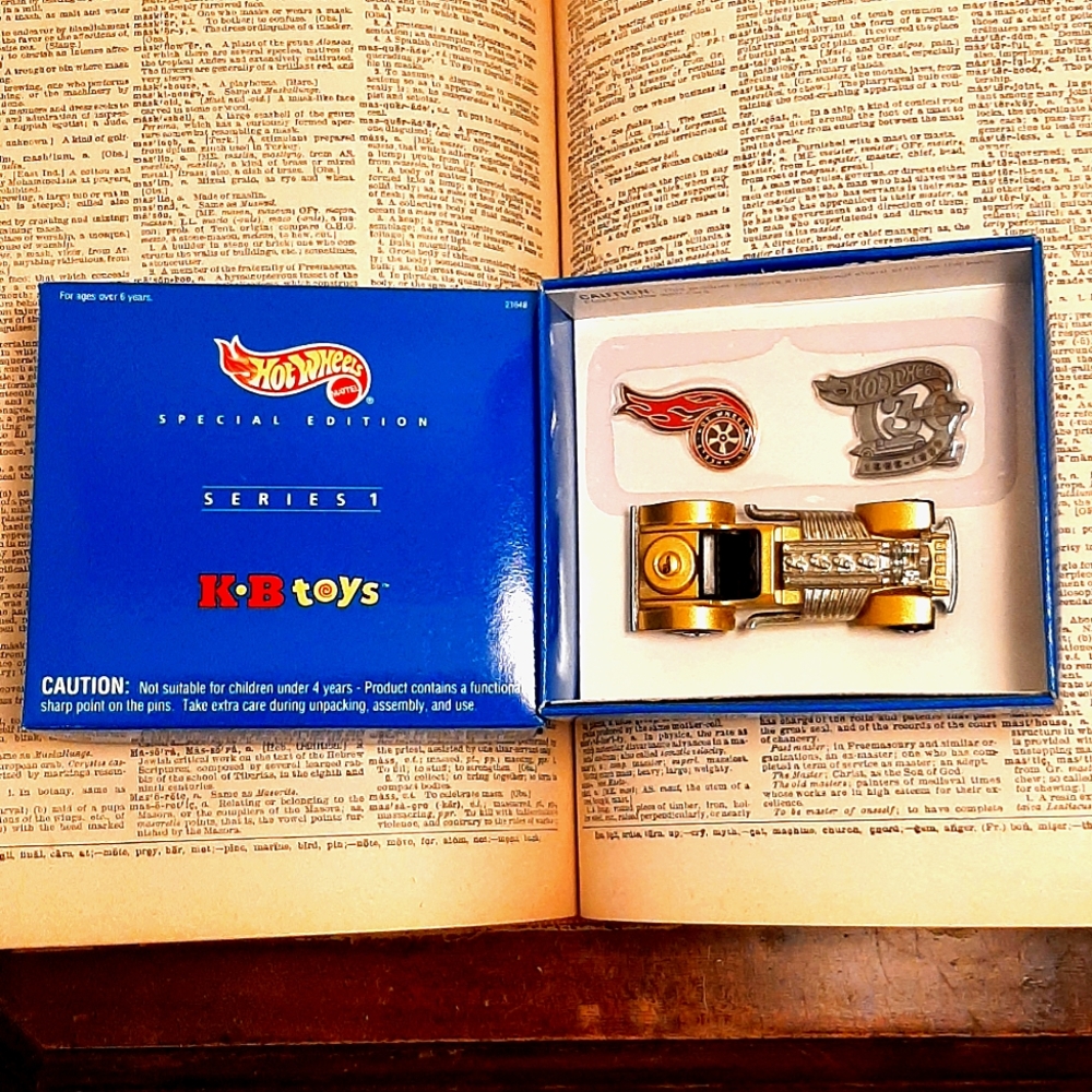 Hot Wheels 30th anniversary car and pin set,w KB Toys exclusive limited edition